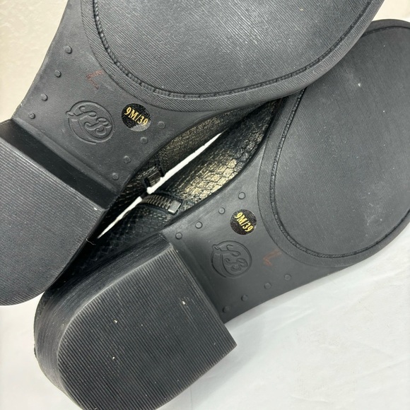 New BCBG Black 3” Comfort Heel Ankle Boots Bootie Side Zip Gold Hardware Size 9 - Picture 13 of 13